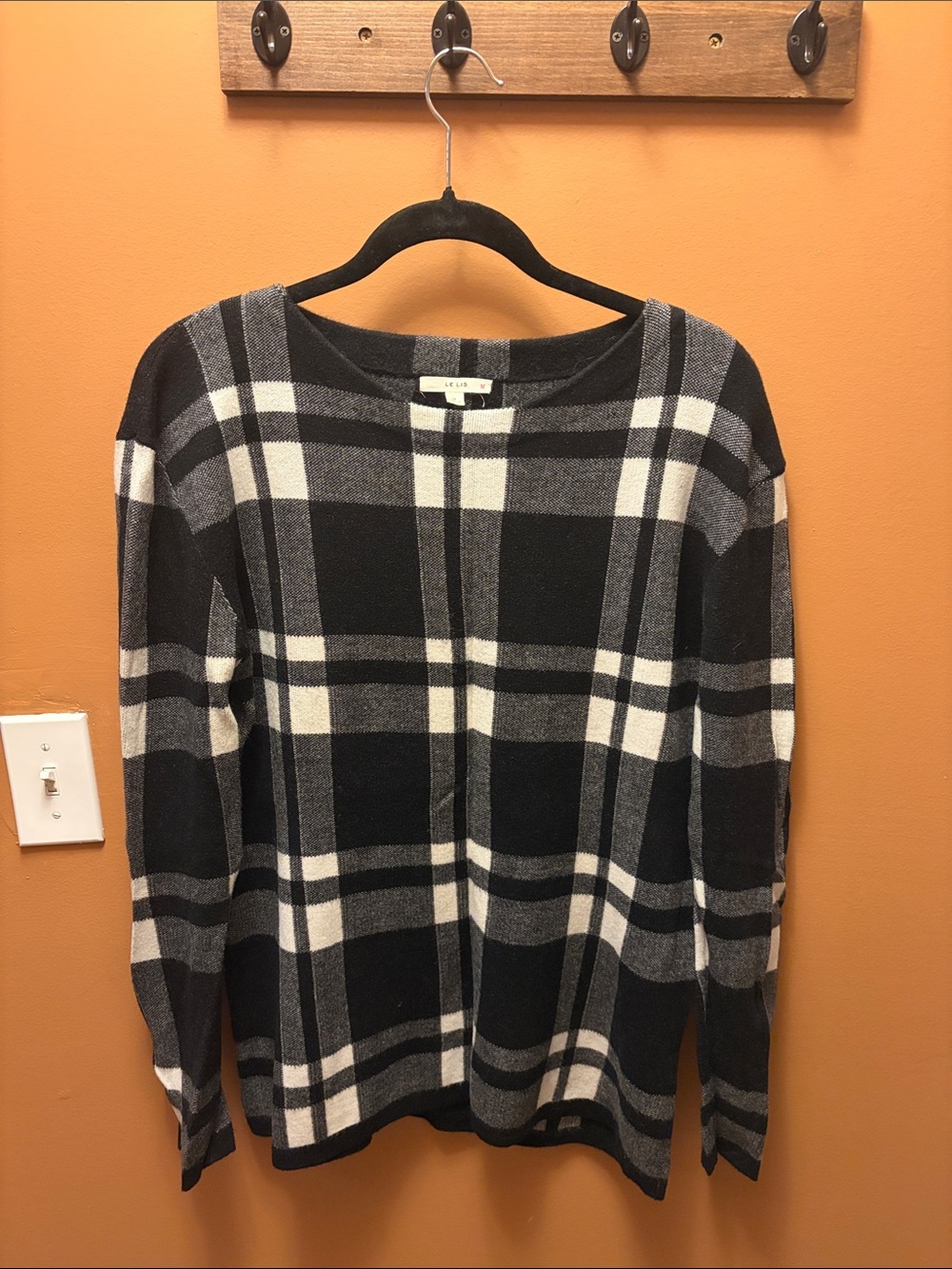 Le Lis Black & Gray Plaid Knit Pullover